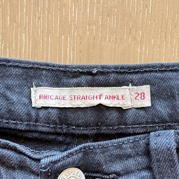 Levi's Women's Black Ribcage Ankle Jeans in Size 28 - Picture 2 of 5